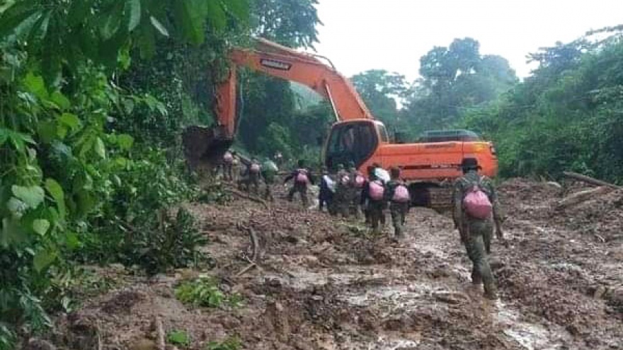 Cứu hộ Lào tích cực tìm kiếm tài xế người Việt mất tích vụ lở đất quốc lộ 8